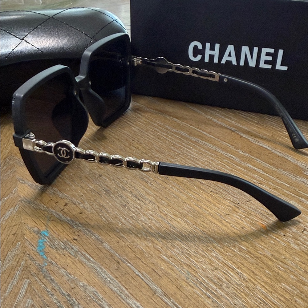 CHANEL Black Square Oversized Sunglasses with Silver CC Logos - Picture 5 of 8